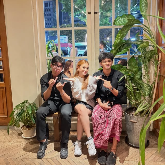 Crew Geng Menteng di kafe